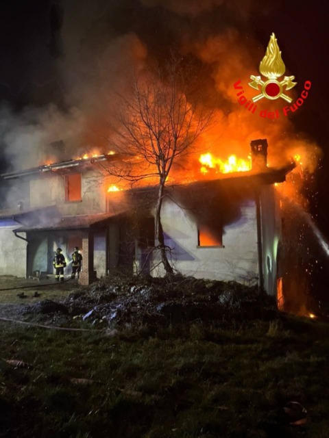 Brione: a fuoco un’abitazione con tetto in legno