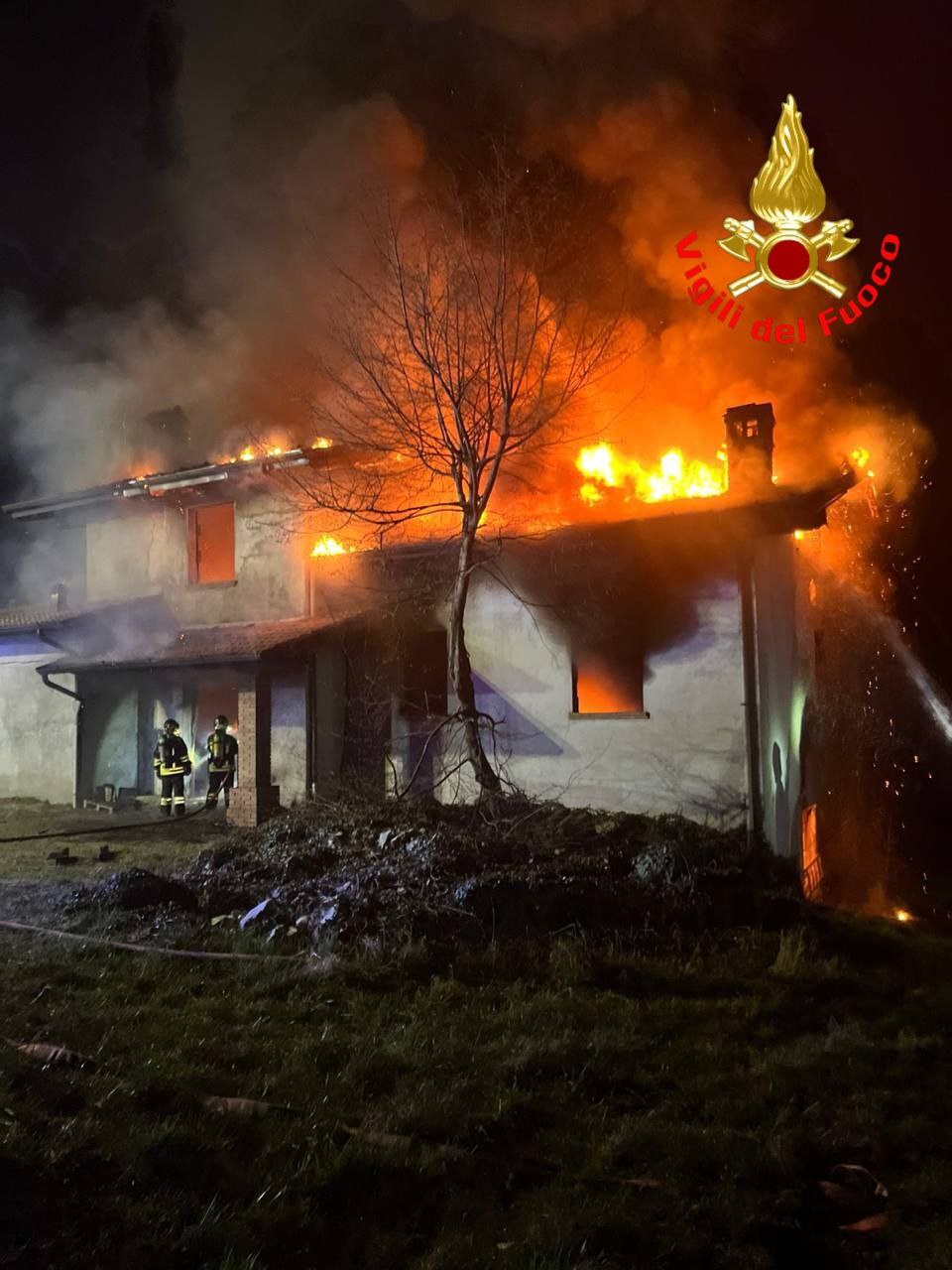 Brione: a fuoco un’abitazione con tetto in legno