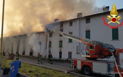 Cascinale a fuoco a Brescia, colonna di fumo visibile a distanza