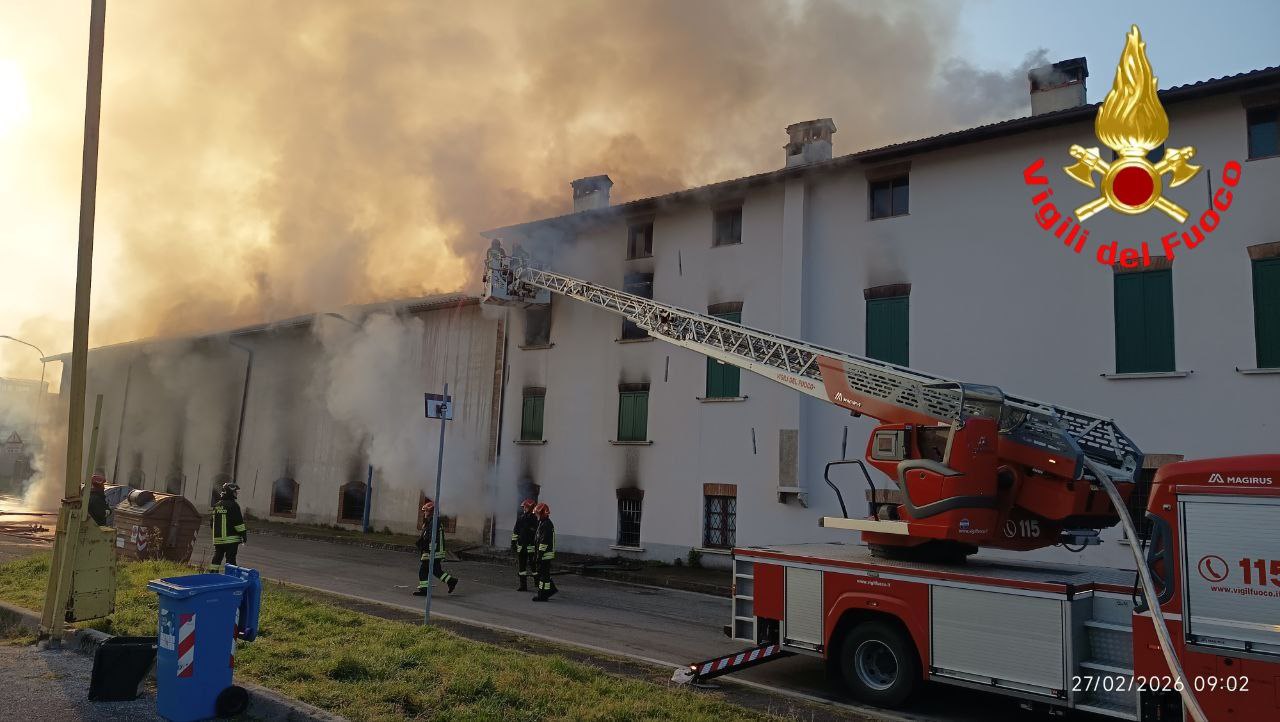 Cascinale a fuoco a Brescia, colonna di fumo visibile a distanza