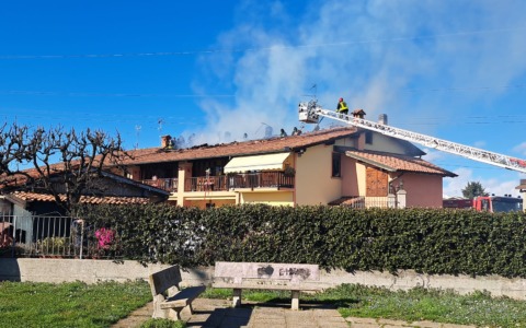 Chiari: a fuoco il tetto di una villetta a schiera, residenti evacuati