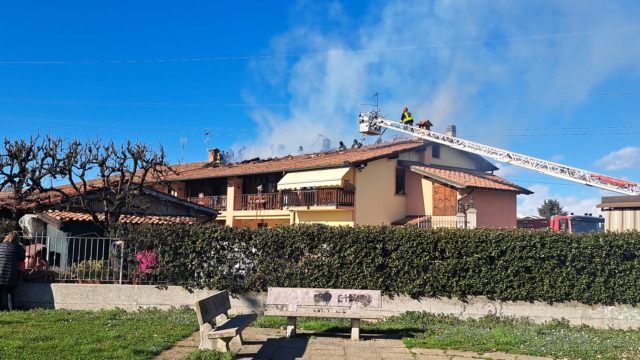 Chiari: a fuoco il tetto di una villetta a schiera, residenti evacuati