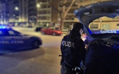 Con pistola e coltello a serramanico rapinano un giovane: in manette due pregiudicati bresciani