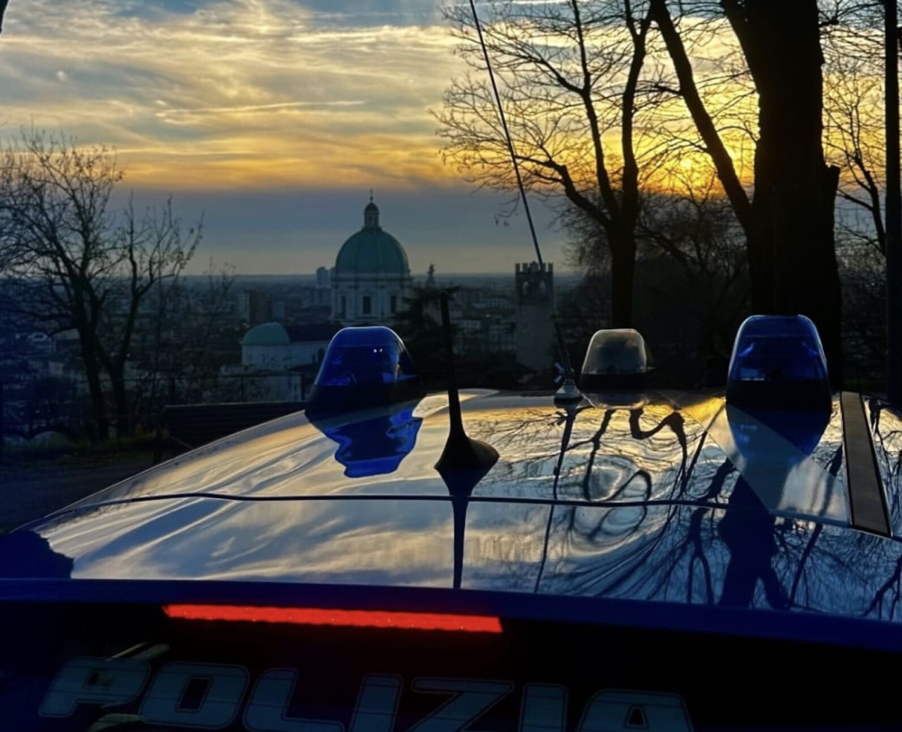 Minaccia di togliersi la vita con una pistola: 50enne disperato salvato dalla Polizia