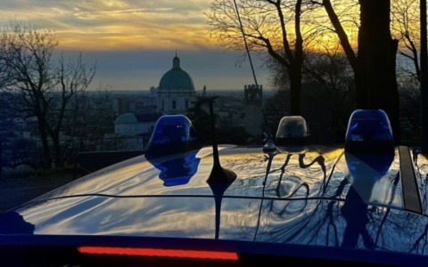 Minaccia di togliersi la vita con una pistola: 50enne disperato salvato dalla Polizia