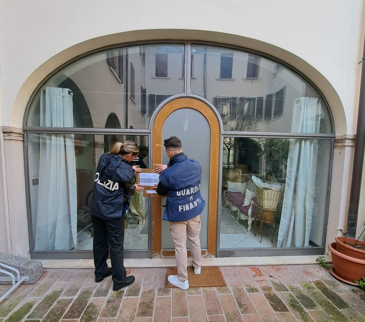 Desenzano del Garda: sfruttamento della prostituzione, sequestrati due centri massaggi