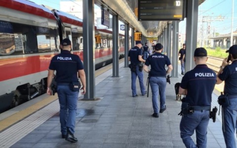 Desenzano del Garda: donna americana scippata della borsa sul treno, due arresti