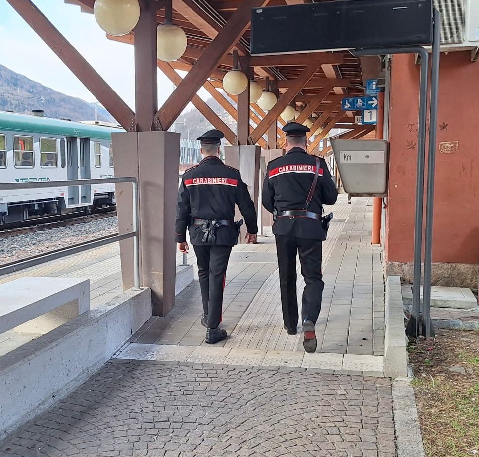 Esplode un petardo in stazione, scatta l’antincendio e treno soppresso: denunciato un minore