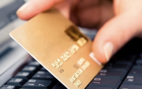 Finti venditori di finestre: incassano il conto e spariscono