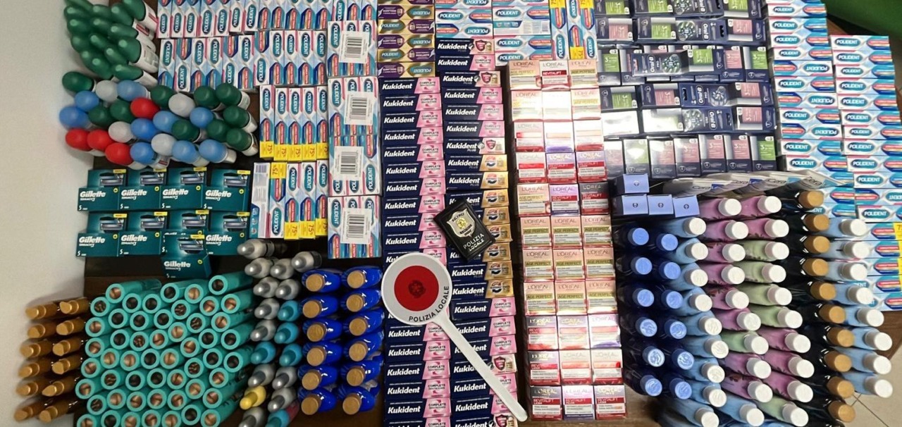 Fuggono dal supermercato, trovati con oltre 7mila euro di merce rubata: quattro i denunciati