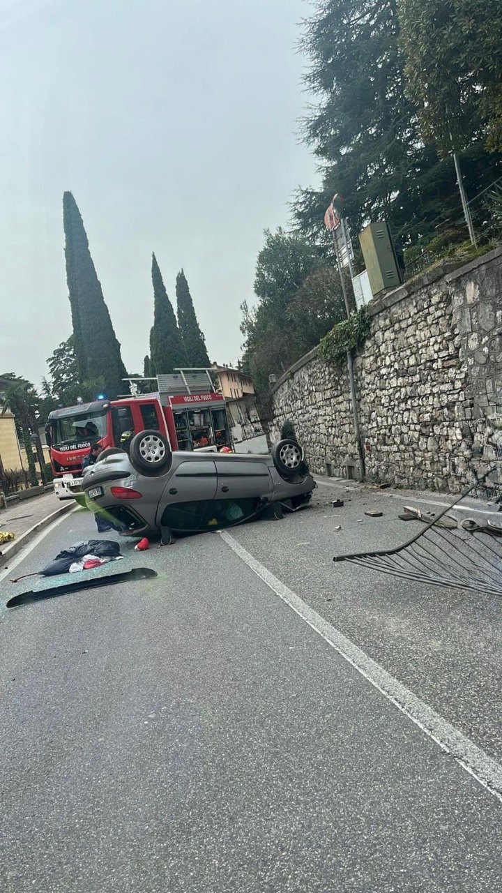 Gardone Riviera: precipita sulla ss45bis con l’auto che si ribalta, arriva l’elisoccorso