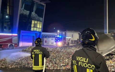Green Mass Logistic: a fuoco un cumulo di rifiuti in alluminio
