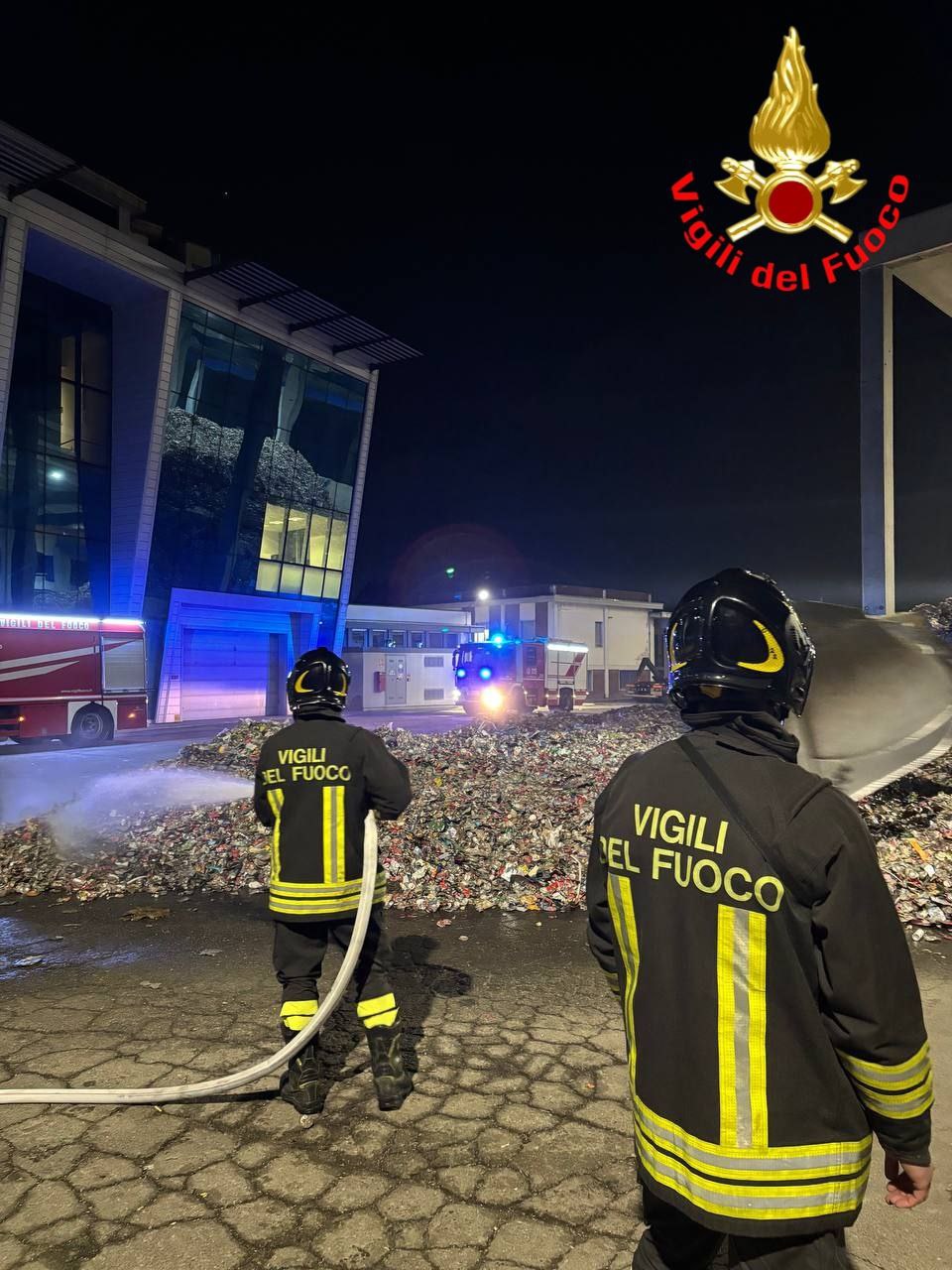 Green Mass Logistic: a fuoco un cumulo di rifiuti in alluminio