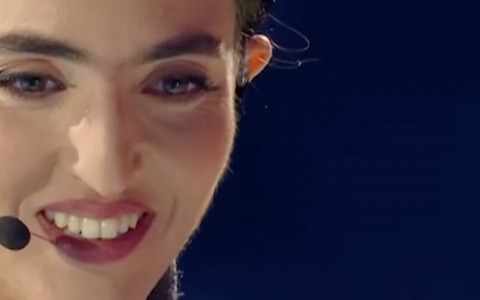 Joan Thiele, alla cerimonia di chiusura di Milano-Cortina 2026 ha accompagnato Roberto Bolle con “Il mondo”