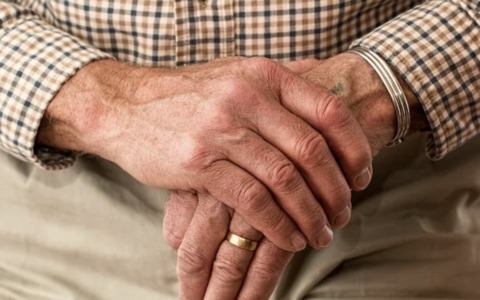 Lo convincono a comprare una penna a 2 euro, ma sul Pos digitano 602 euro: due arresti e una denuncia