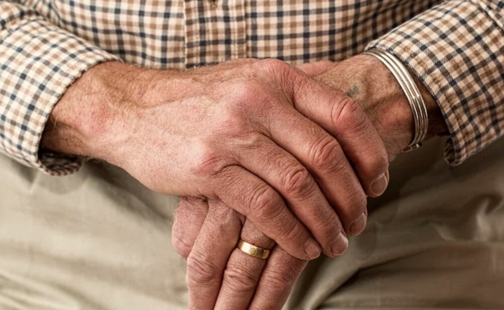 Lo convincono a comprare una penna a 2 euro, ma sul Pos digitano 602 euro: due arresti e una denuncia