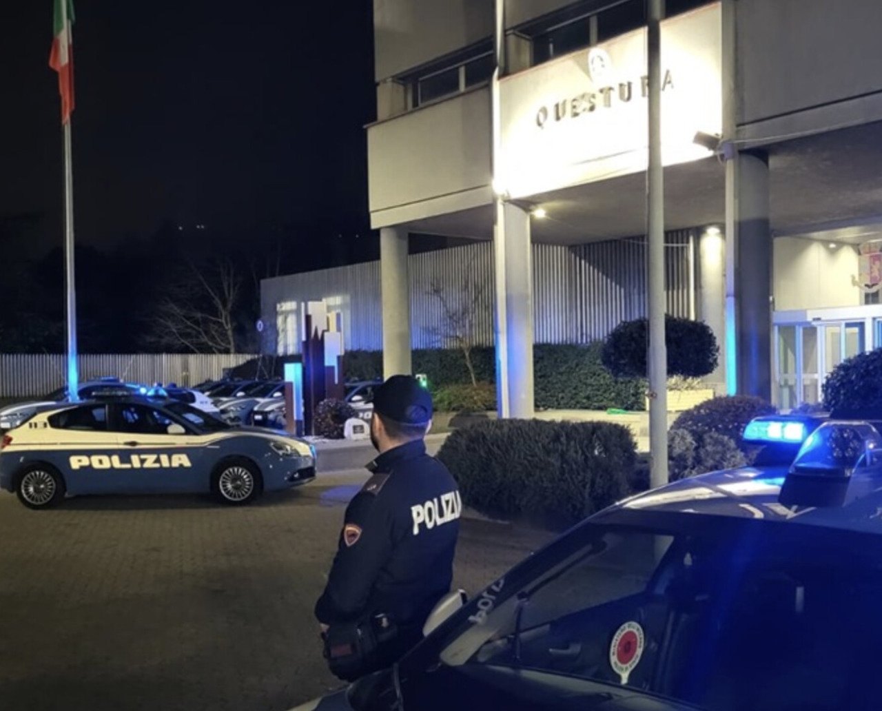 Minaccia di morte con la pistola madre e sorella: in manette un 50enne