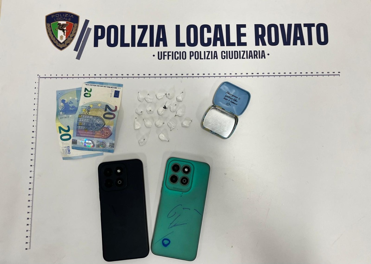 Nasconde 17 dosi di cocaina in un porta caramelle: arrestato un 40enne albanese