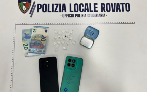 Nasconde 17 dosi di cocaina in un porta caramelle: arrestato un 40enne albanese