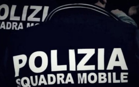 Non accetta la fine della relazione: perseguita e spezza un braccio all’ex compagna, arrestato