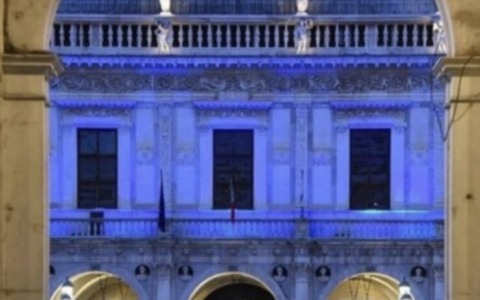 Palazzo Loggia si illumina di blu e giallo per il quarto anniversario della guerra in Ucraina