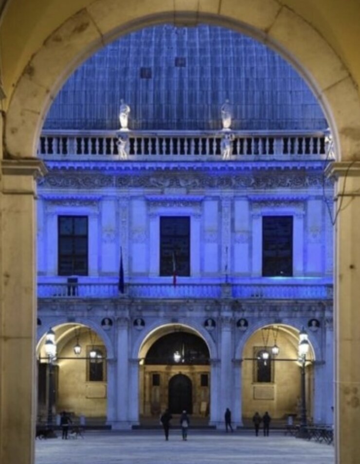 Palazzo Loggia si illumina di blu e giallo per il quarto anniversario della guerra in Ucraina