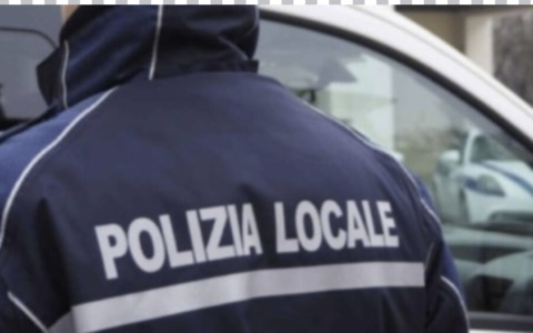 Parco Rosa Blu: ubriachi infastidiscono i passanti e due rubano liquori all’Esselunga, cinque denunciati