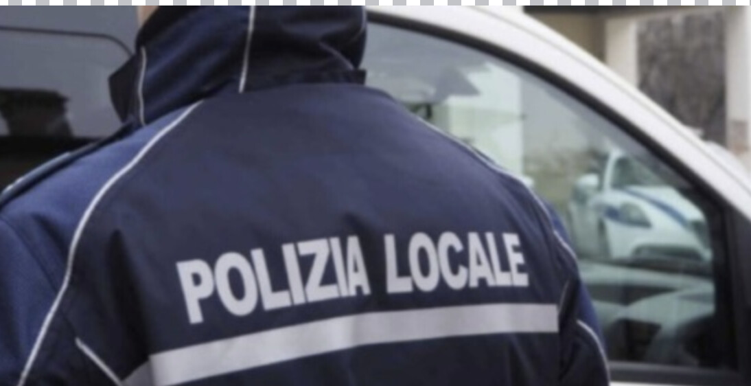 Parco Rosa Blu: ubriachi infastidiscono i passanti e due rubano liquori all’Esselunga, cinque denunciati