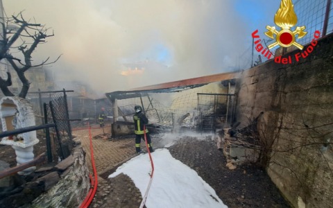 Paspardo: a fuoco una legnaia