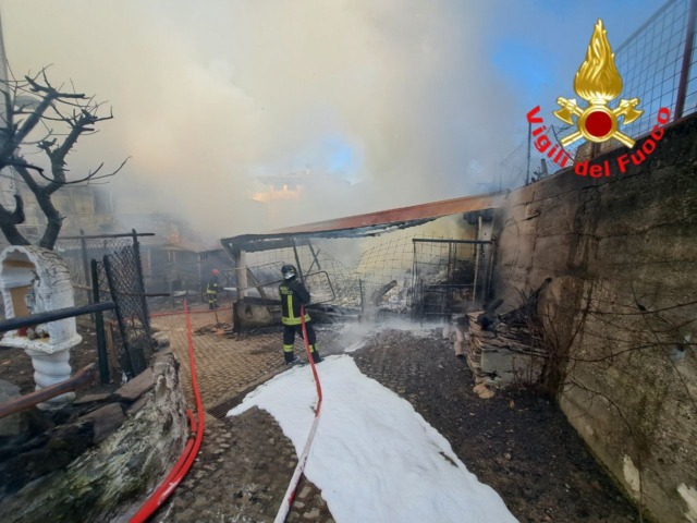 Paspardo: a fuoco una legnaia