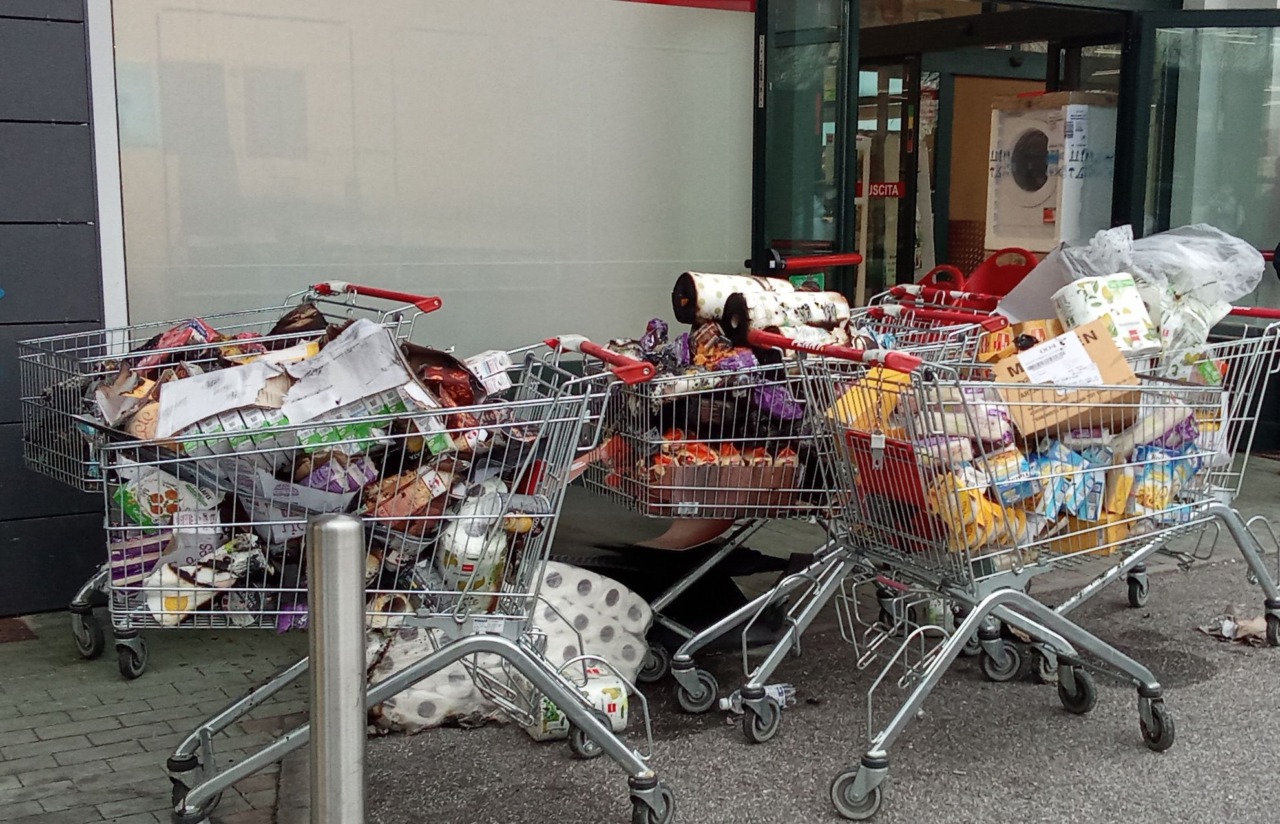 Fiamme tra gli scaffali al Penny, indagini in corso