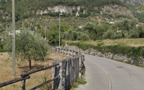 Piogge, frana sotto la strada: chiusa via Val Pintana a Marone