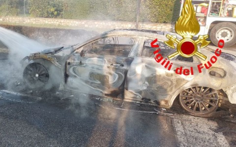Polpenazze del Garda: a fuoco un’auto, nessuna persona coinvolta