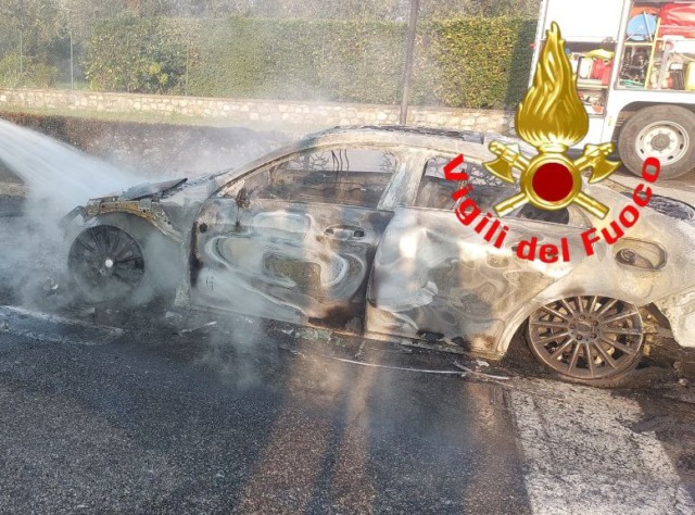 Polpenazze del Garda: a fuoco un’auto, nessuna persona coinvolta