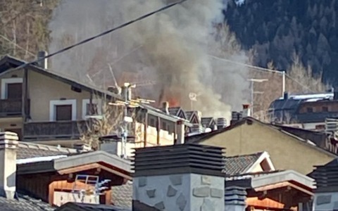 Ponte di Legno: a fuoco il tetto di un condominio