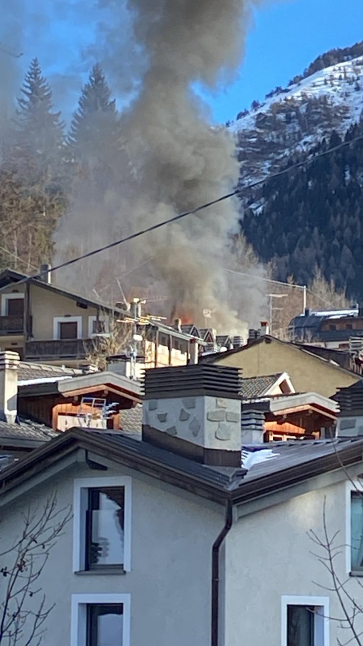 Ponte di Legno: a fuoco il tetto di un condominio