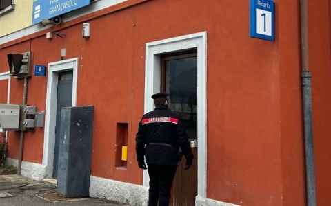 Prendono a sassate la bacheca e i sedili della stazione: denunciati due minori di 14 e 16 anni