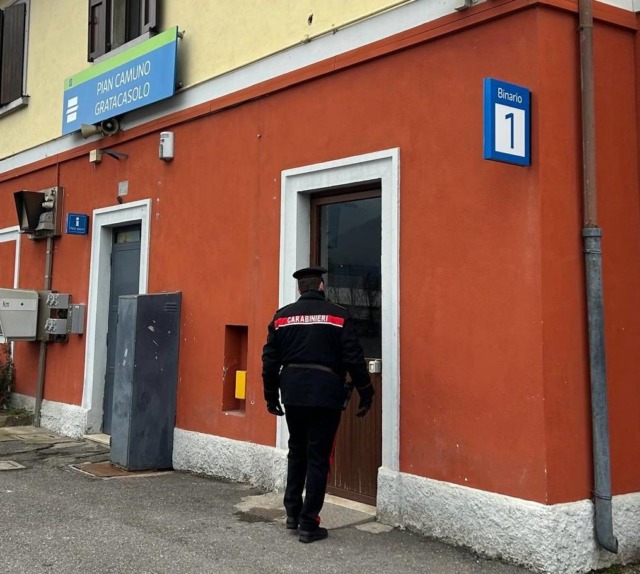 Prendono a sassate la bacheca e i sedili della stazione: denunciati due minori di 14 e 16 anni