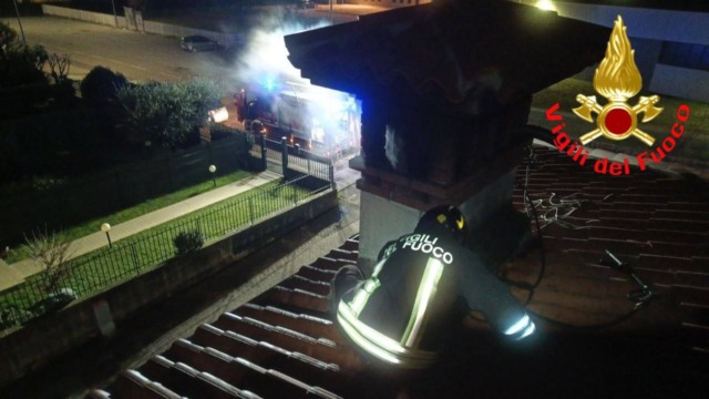 Prevalle: canna fumaria prende fuoco