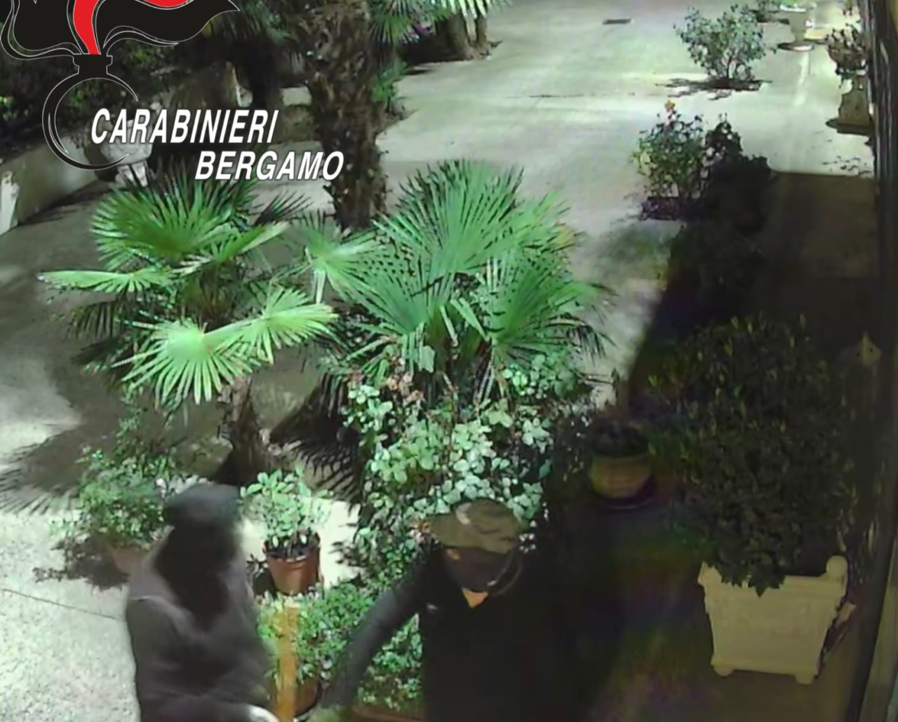 Rapina pluriaggravata nella villa di un imprenditore: due in carcere, due ai domiciliari e obbligo di dimora per uno di loro