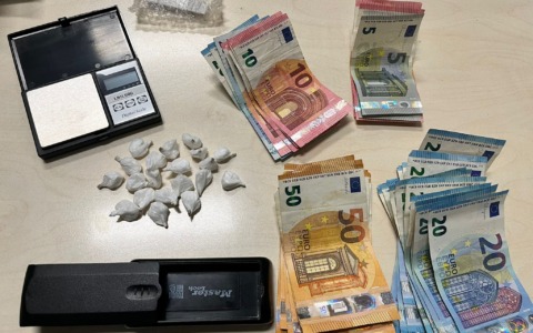 Rovato: in auto con 20 dosi di cocaina e 1600 euro in contanti, 25enne arrestato