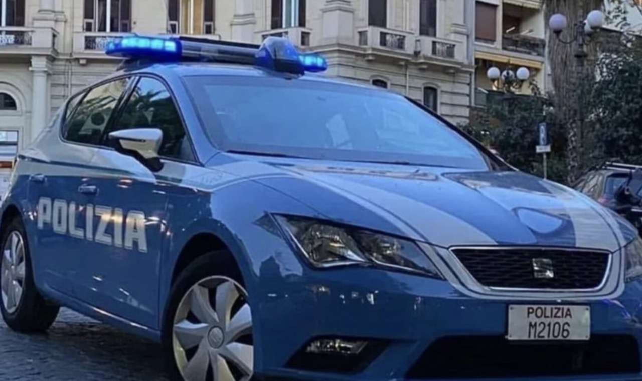 Ruba gli alcolici al supermercato e li nasconde in un borsa: 25enne denunciato