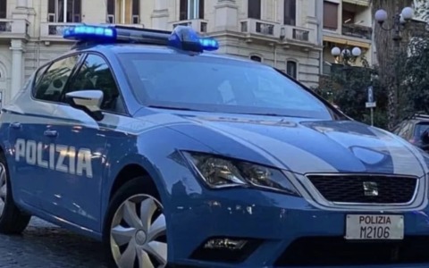 Ruba gli alcolici al supermercato e li nasconde in un borsa: 25enne denunciato