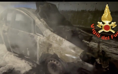 Sabbio Chiese: auto a fuoco in tangenziale