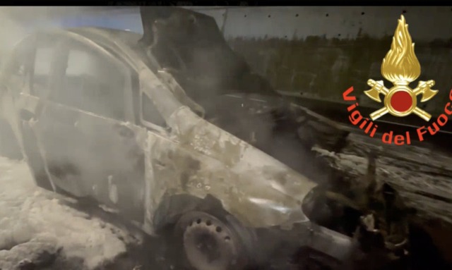 Sabbio Chiese: auto a fuoco in tangenziale