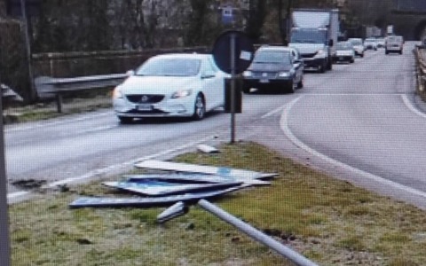 Esce di strada a Sabbio Chiese, distrugge la segnaletica e se ne va