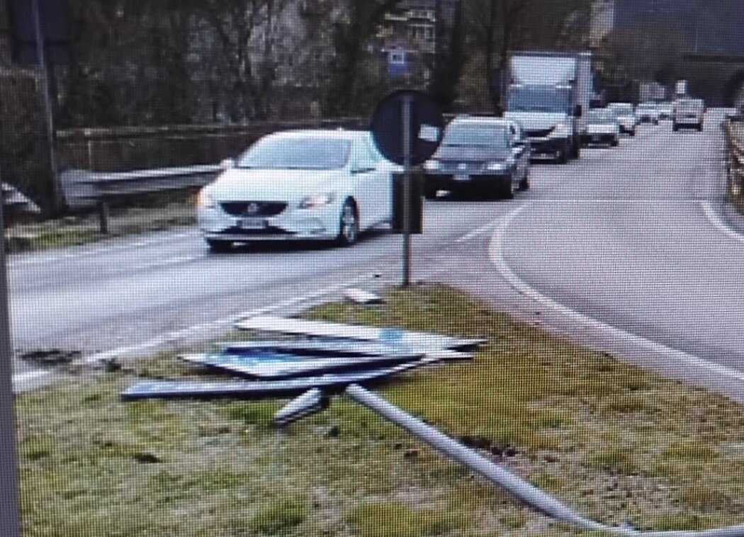 Esce di strada a Sabbio Chiese, distrugge la segnaletica e se ne va