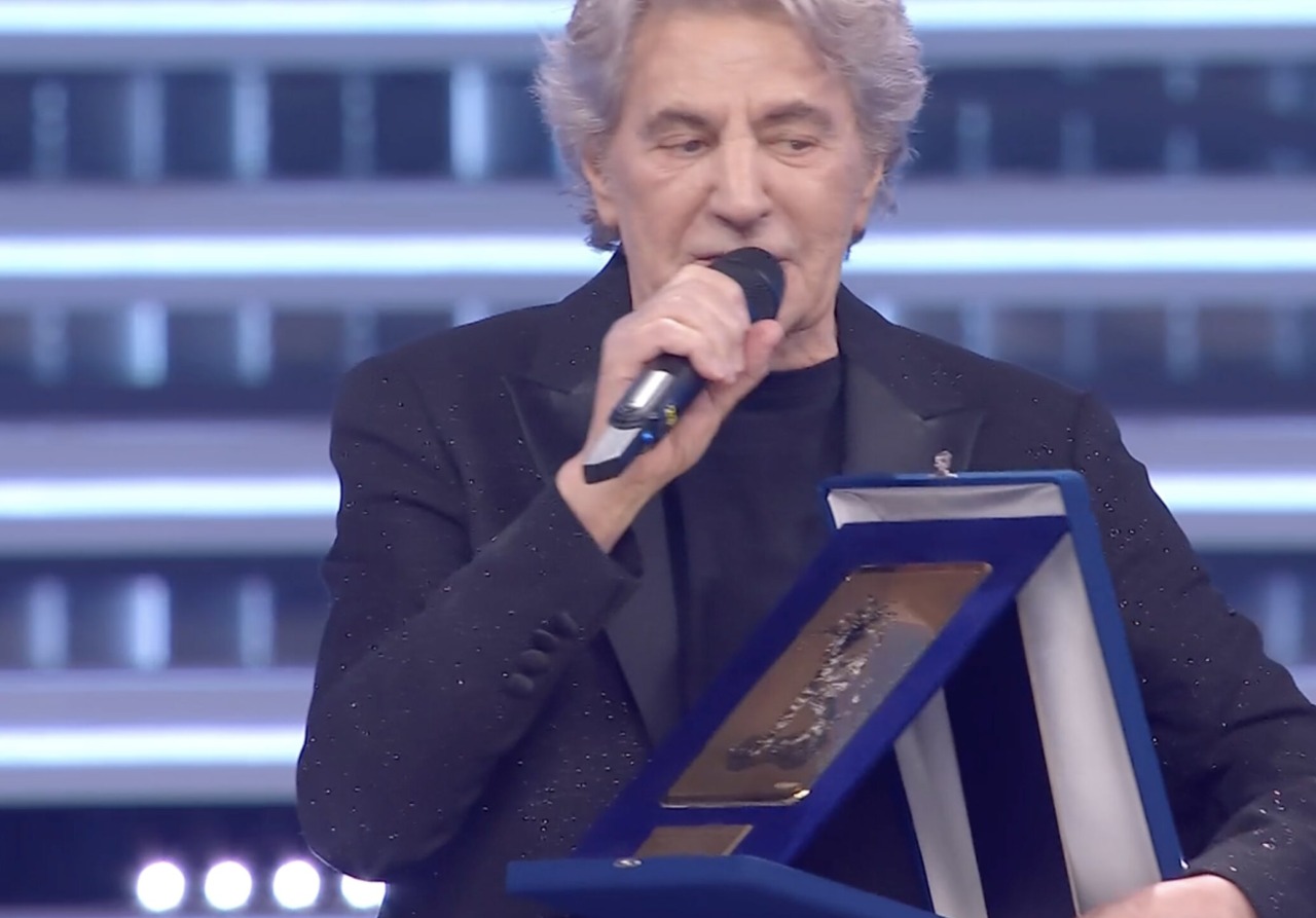 Sanremo 2026: Fausto Leali, la consegna del Premio alla Carriera, l’Ariston in piedi