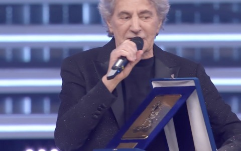 Sanremo 2026: Fausto Leali, la consegna del Premio alla Carriera, l’Ariston in piedi