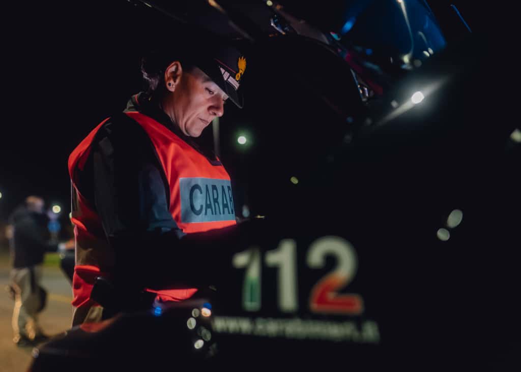 Sferra pugni al volto per rubare il portafoglio ad un 65enne: in manette un pregiudicato di 32 anni